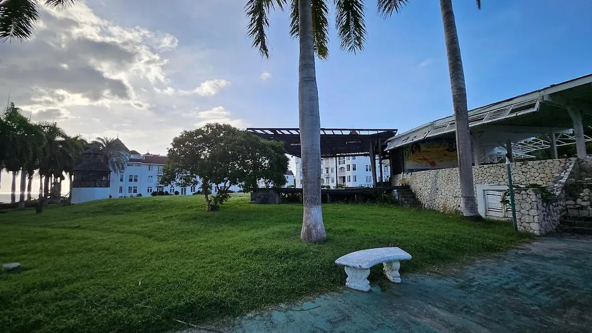 Private 2 Bedroom - Pool N Beach 205A Montego Bay Apartment